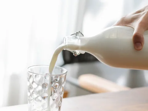 Rót sữa vào ly